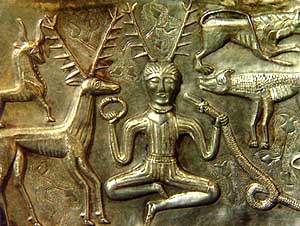 Cerrunnos, Darstellung vom Gundestrupkessel; in sitzender (sogenannter Buddha-)Haltung mit Hirschgeweih auf dem Haupt dargestellt.